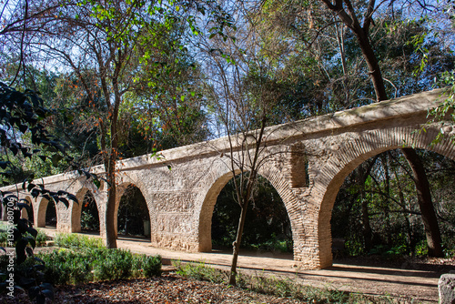 Acueducto de piedra en los jardínes de Carmen de los Mártires de Granada.