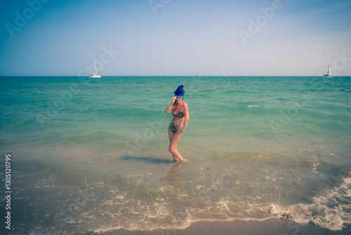 Femme sur la plage de sable en été	
