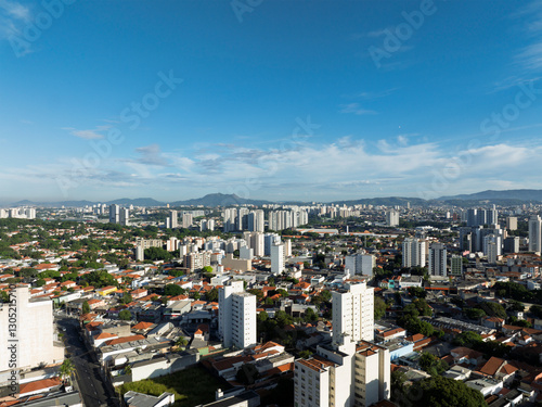 A Lapa, um dos bairros mais tradicionais de São Paulo, ganha uma nova dimensão vista do alto. Com imagens captadas por drone, é possível apreciar sua dinâmica urbana, a mistura de construções históric