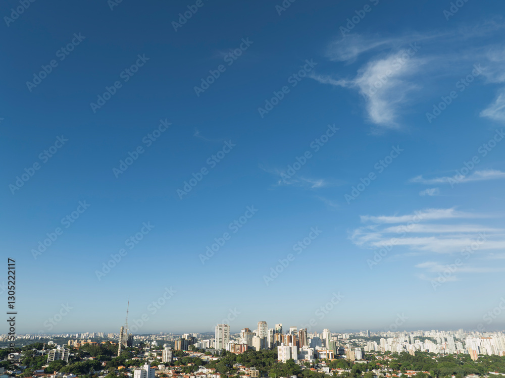 Fototapeta premium A Lapa, um dos bairros mais tradicionais de São Paulo, ganha uma nova dimensão vista do alto. Com imagens captadas por drone, é possível apreciar sua dinâmica urbana, a mistura de construções históric