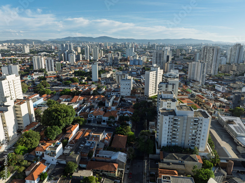 A Lapa, um dos bairros mais tradicionais de São Paulo, ganha uma nova dimensão vista do alto. Com imagens captadas por drone, é possível apreciar sua dinâmica urbana, a mistura de construções históric
