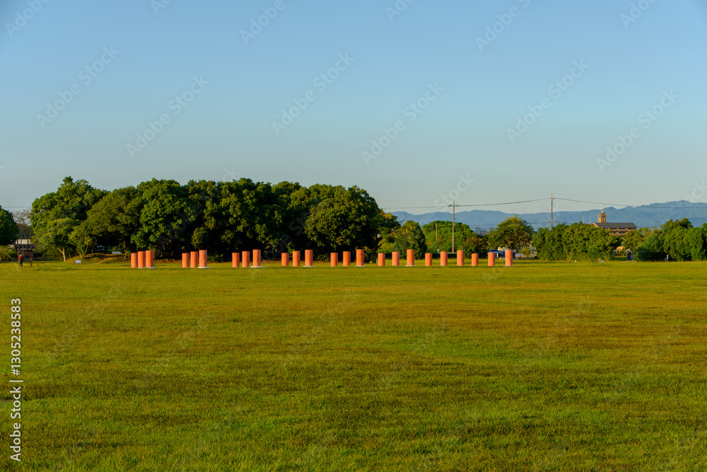 Fototapeta premium 藤原宮跡の広大な草原と夕暮れ