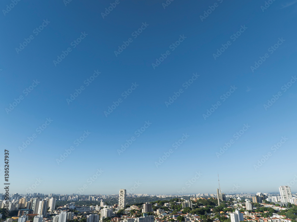A Lapa, um dos bairros mais tradicionais de São Paulo, ganha uma nova dimensão vista do alto. Com imagens captadas por drone, é possível apreciar sua dinâmica urbana, a mistura de construções históric A Lapa, um dos bairros mais tradicionais de São Paulo, ganha uma nova dimensão vista do alto. Com imagens captadas por drone, é possível apreciar sua dinâmica urbana, a mistura de construções históric