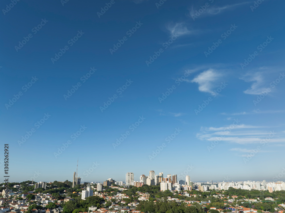 A Lapa, um dos bairros mais tradicionais de São Paulo, ganha uma nova dimensão vista do alto. Com imagens captadas por drone, é possível apreciar sua dinâmica urbana, a mistura de construções históric A Lapa, um dos bairros mais tradicionais de São Paulo, ganha uma nova dimensão vista do alto. Com imagens captadas por drone, é possível apreciar sua dinâmica urbana, a mistura de construções históric