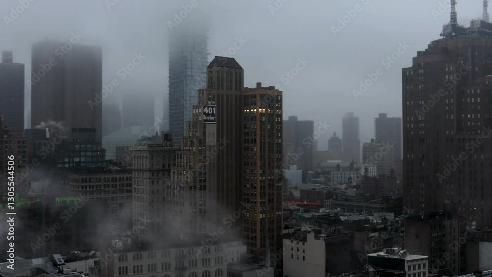 Matin brumeux à New York, gratte-ciels imposants disparaissant dans un brouillard dense et mystérieux