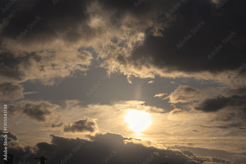 Fototapeta premium coucher de soleil sous un ciel menaçant
