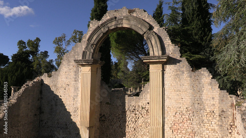 ruines romaines dans la ville de Vaison la Romaine	 photo