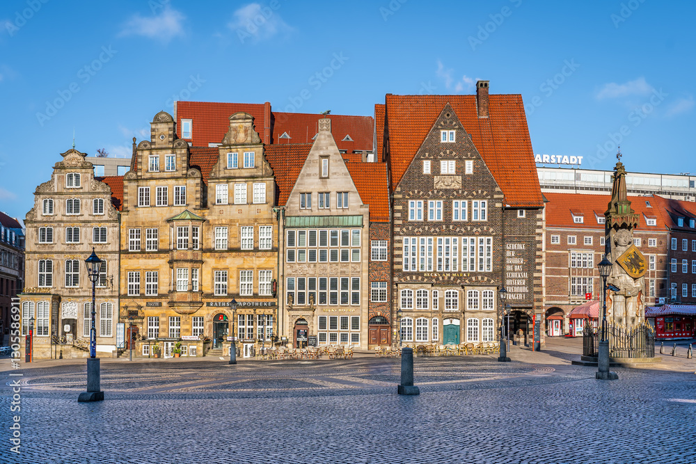 Fototapeta premium The merchant houses on the market square in Bremen exude historic charm and shape the cityscape with their magnificent facades and vibrant colors