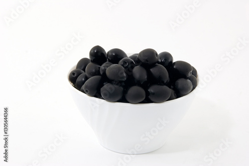 Cuenco con aceitunas negras