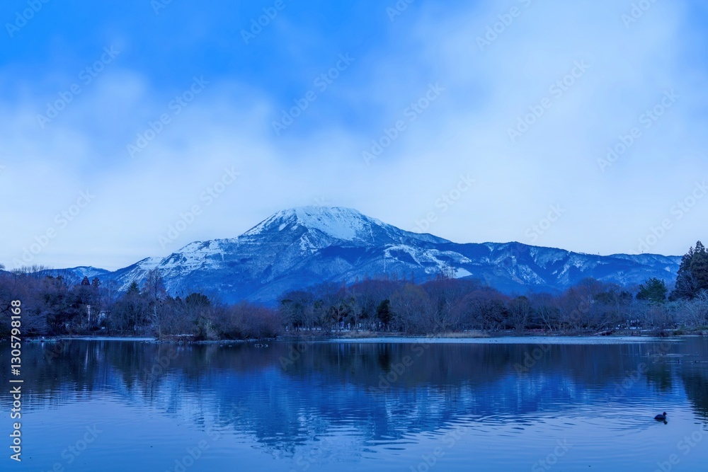 Fototapeta premium 青空バックに見る伊吹山と三島池の雪景色