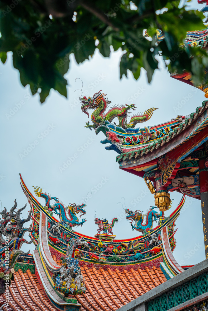 Fototapeta premium Majestic Lungshan Temple Illuminated at Night in Taipei, Taiwan