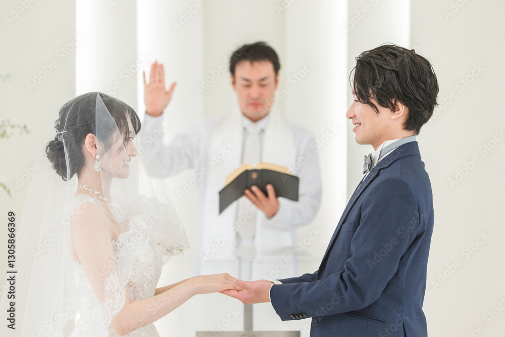 教会・チャペルで向かい合って誓いを立てる新郎新婦(ウェディング・ブライダル)
教会・チャペルで向かい合って誓いを立てる新郎新婦(ウェディング・ブライダル)