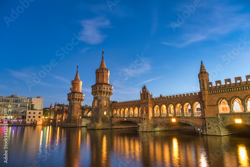 Obraz na płótnie Berlin Germany, sunset city skyline at Oberbaum Bridge and Spree River w salonie