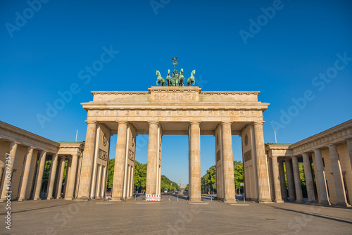 Obraz na płótnie Berlin Germany, city skyline at Brandenburg Gate (Brandenburger Tor) w salonie