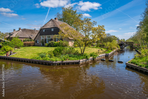 Obraz na płótnie Giethoorn Netherlands, city skyline at canal and traditional house in Giethoorn village w salonie
