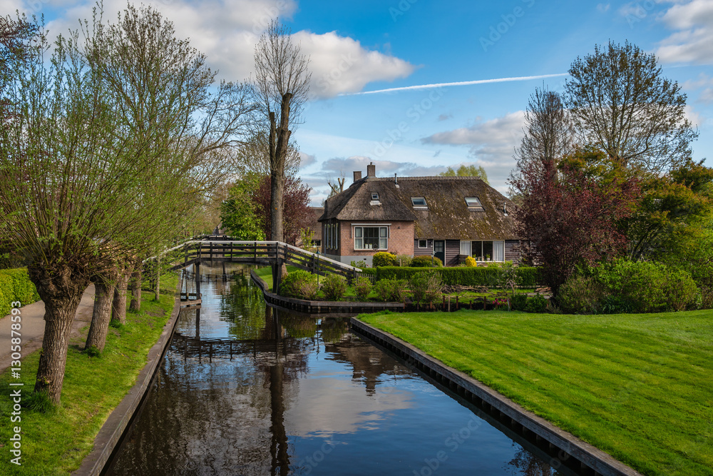 Giethoorn Netherlands, city skyline at canal and traditional house in Giethoorn village
