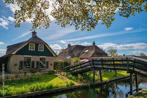 Obraz na płótnie Giethoorn Netherlands, city skyline at canal and traditional house in Giethoorn village w salonie