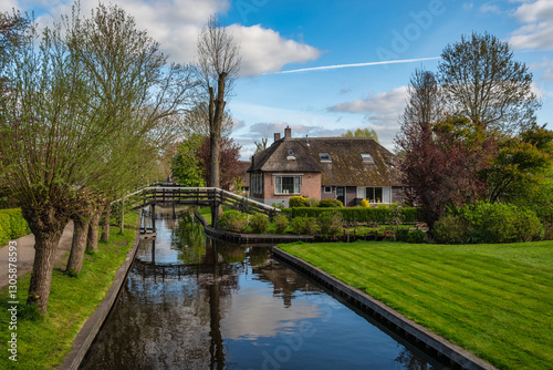 Obraz na płótnie Giethoorn Netherlands, city skyline at canal and traditional house in Giethoorn village w salonie