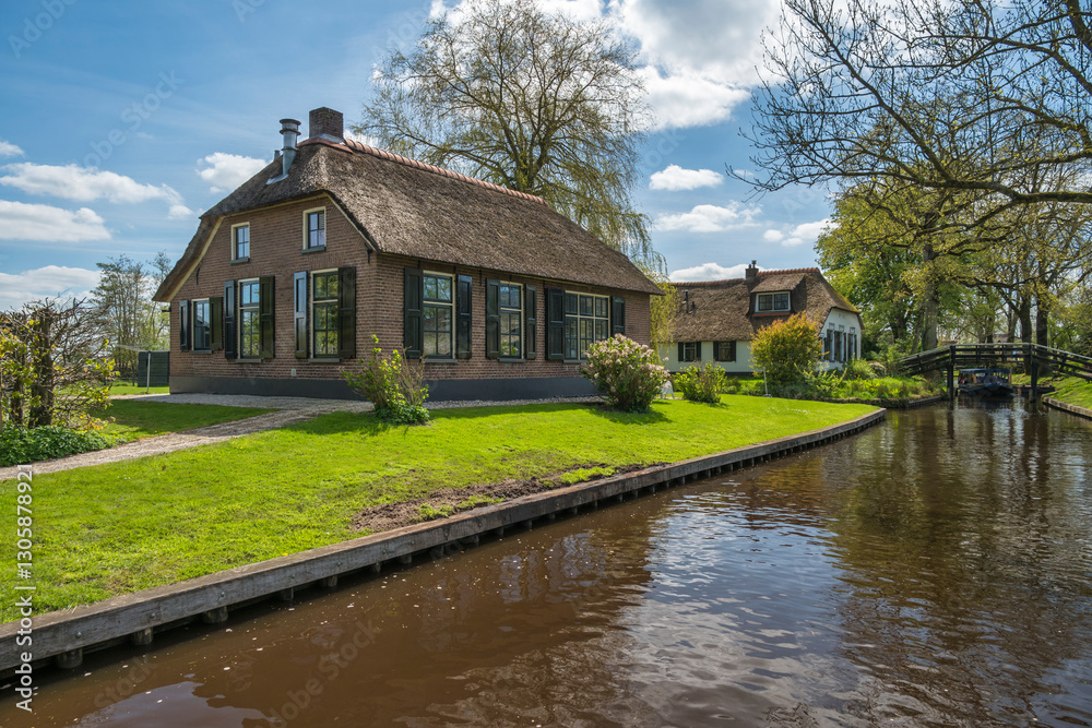 Giethoorn Netherlands, city skyline at canal and traditional house in Giethoorn village