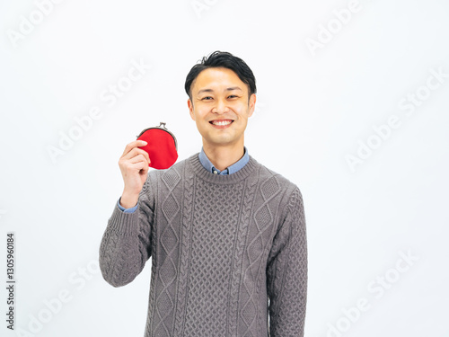 お金、貯金、マネー、お得、財テク、賃上げ、男性、日本人、ポジティブ、嬉しい、喜ぶ、ラッキー、チャンス、ボーナス、給料、お小遣い、カジュアル、普段着、私服、プライベート、フリーランス、パパ、お父さん、ミドル、ミドルエイジ、中年、30代、40代、おじさん、投資、資産運用、おトク、貯蓄、収入、副業、稼ぐ、儲かる、財布、笑顔、買い物、ショッピング、セール、キャンペーン、キャッシュバック、値下げ、ポイント、