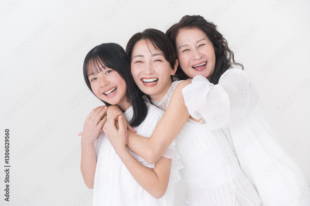 3世代母娘の笑顔のビューティーイメージ/白背景スタジオ撮影 3世代母娘の笑顔のビューティーイメージ/白背景スタジオ撮影