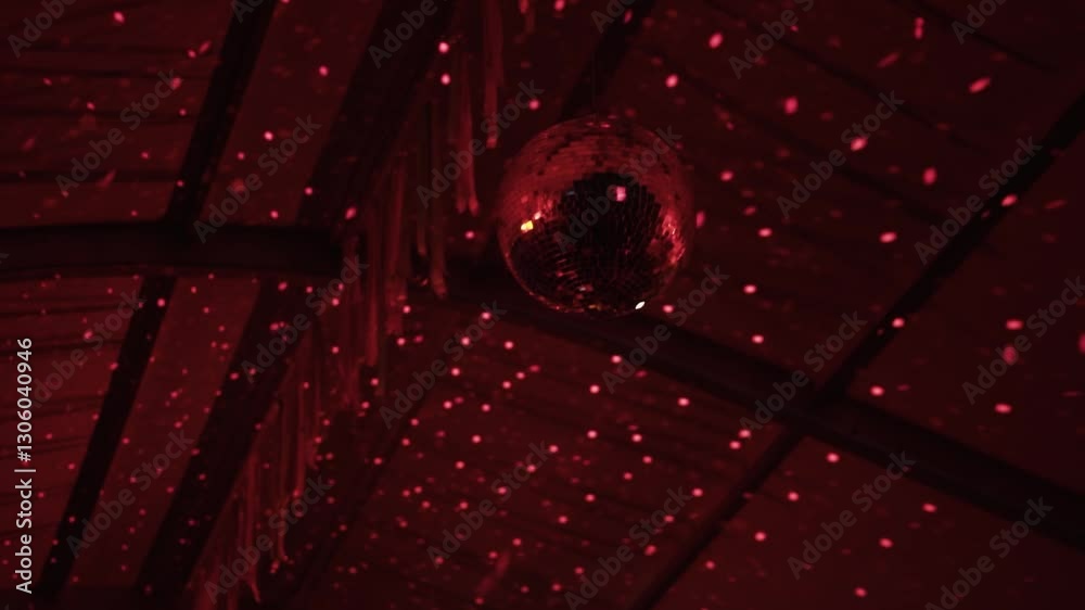 Toma de bolas discos colgando del techo en luz roja. 