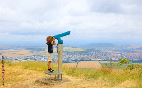 Foto child looking at telescope panoramic landscape view