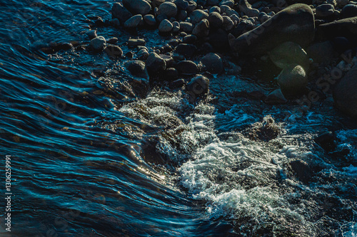 自然の息吹を感じる川の流れ