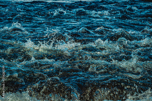 自然の息吹を感じる川の流れ