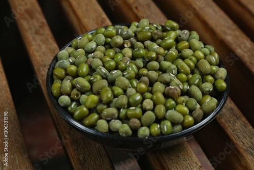 Obraz na płótnie Green beans in a black bowl (Kacang Hijau) w salonie