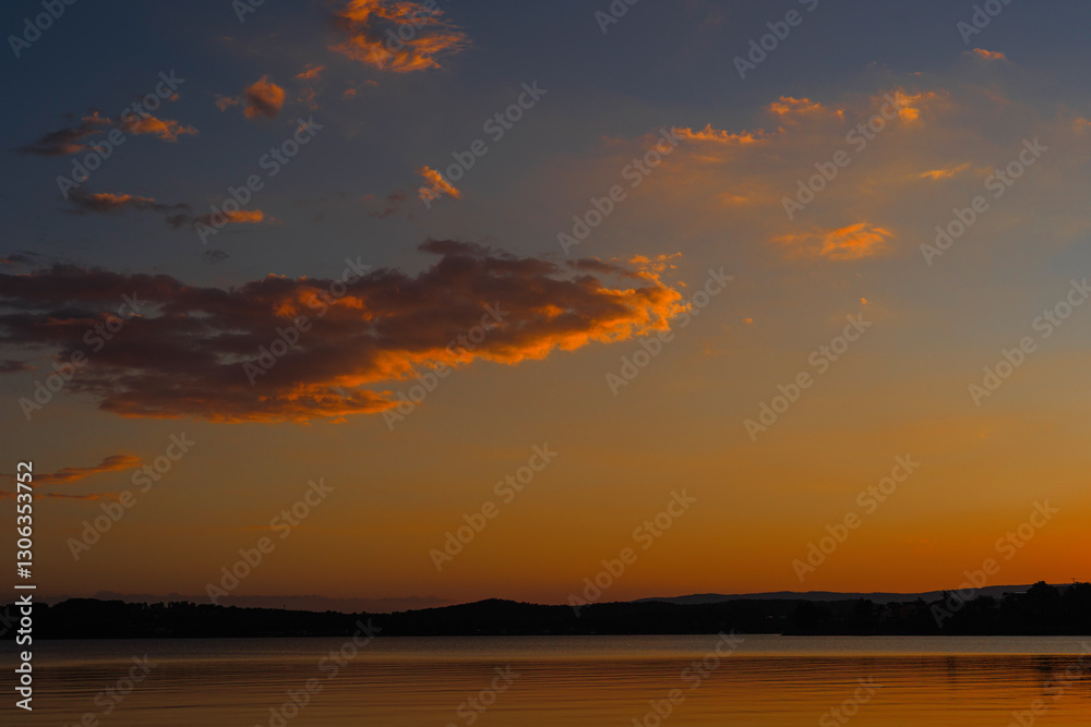 Fototapeta premium オレンジ色に染まるオーストラリアの湖の夕焼け空