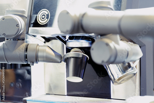 Obraz na płótnie coffe robot working in cafe w salonie