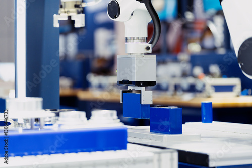 Obraz na płótnie robot arm working in factory w salonie