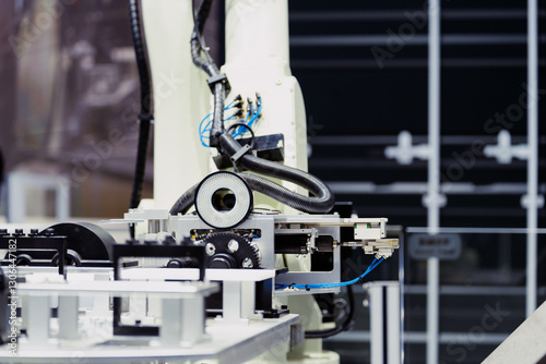 Obraz na płótnie robot arm working in factory w salonie