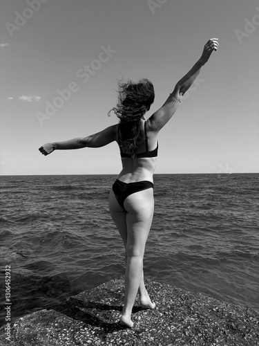 Foto The breakwater of the sea is a lonely bather monochrome
