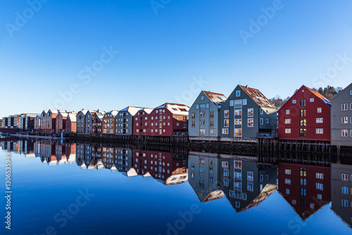 Foto Blick auf bunte Häuser am Fluss Nidelva in der Stadt Trondheim in Norwegen