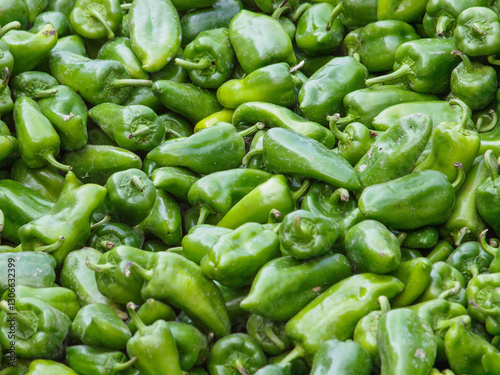 Grüne Paprika auf einem Marktstand