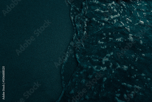 Fotografie dark sand beach