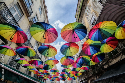 Pink street. Paraguas de colores. Lisboa