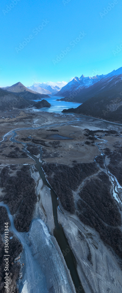 Φωτογραφία Aerial view of beautiful snow mountains and lake in Tibet,China