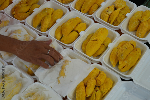 Obraz na płótnie Fresh yllow durian fruit cut open in Singapore w salonie