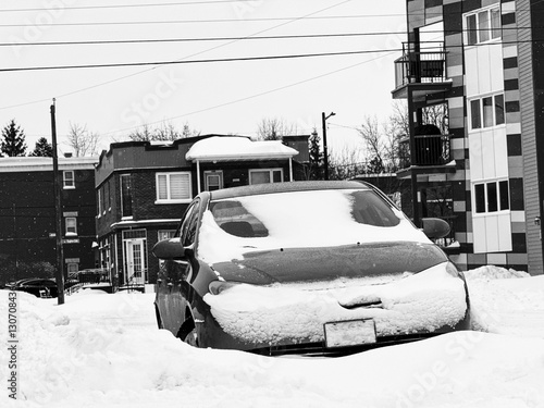 Voiture enneigée. Une route en hiver	
