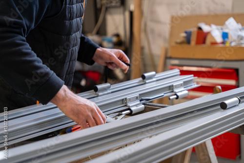 Tableau sur toile Zoom sur la fabrication de menuiserie en aluminium dans un atelier, mettant en avant les techniques précises et les matériaux de haute qualité utilisés