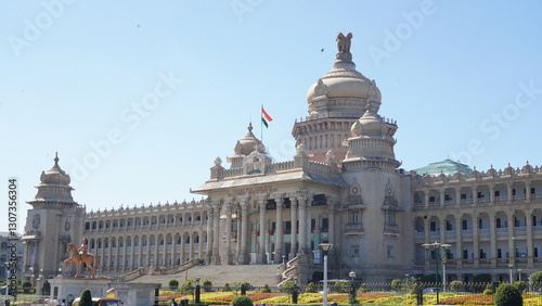 Cuadro en lienzo Vidhana Soudha, Bangalore – Architectural Marvel of Karnataka

A stunning view of Vidhana Soudha, the legislative building of Karnataka, located in Bangalore, India