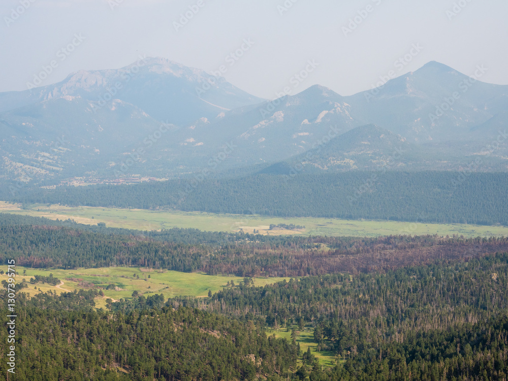 Obraz premium Colorful landscape of grass and Rocky Mountains.