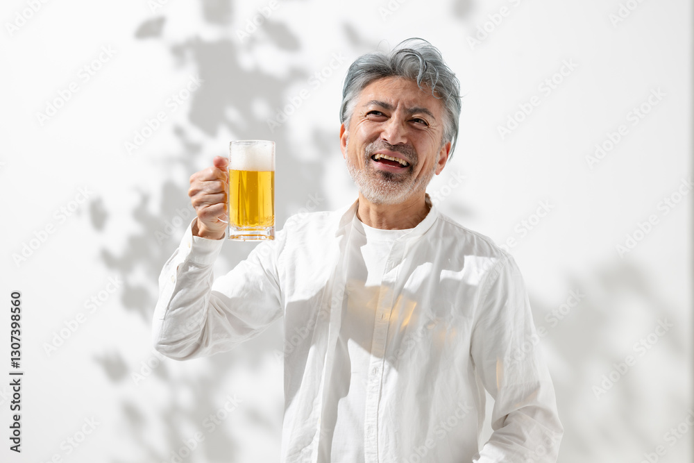ビールを飲む男性