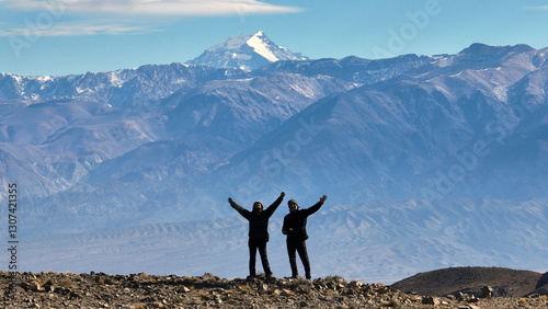Tableau sur toile Pareja en la cima de una montaña con el Aconcagua y la cordillera de los andes d