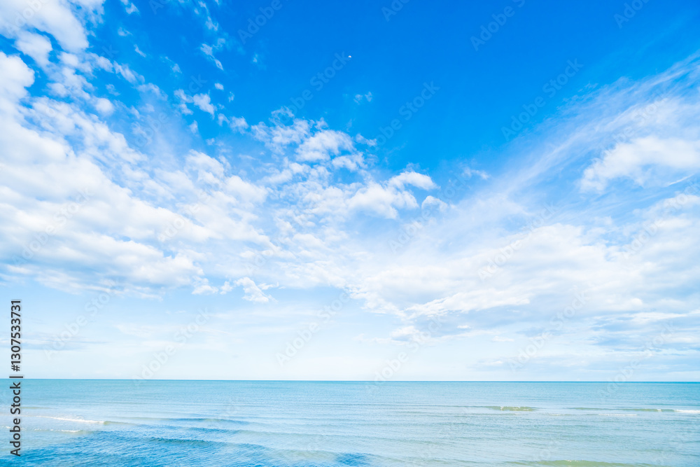 Obraz premium White cloud on blue sky and sea