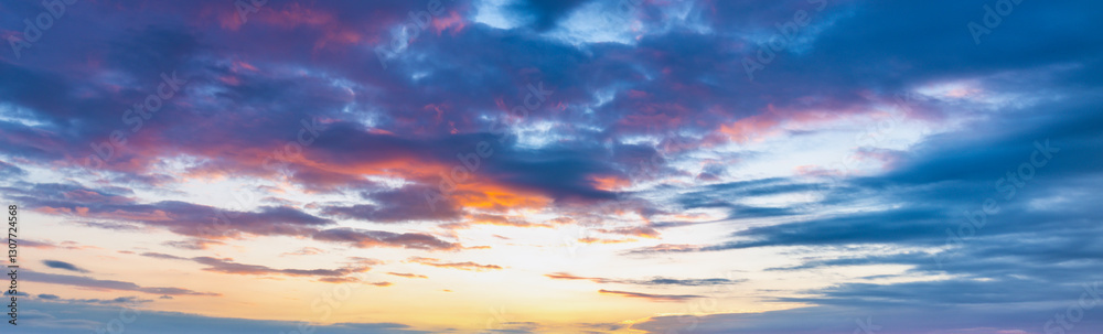 Obraz premium Beautiful blue sky with a pinkish orange sunset