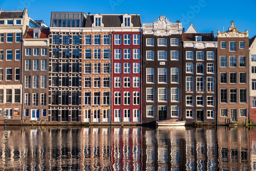 Εκτύπωση καμβά Les maisons dansantes Damrak dans la ville de Amsterdam au pays-Bas